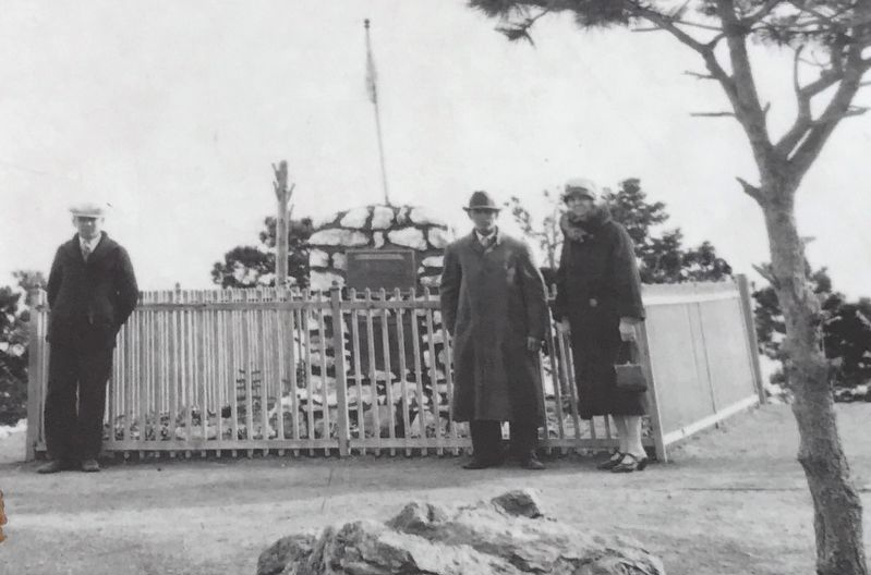 Unidentified Visitors to Buffalo Bill's Grave image. Click for full size.