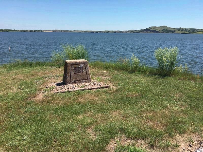 Hugh Glass Marker with Shadehill Reservoir in background. image. Click for full size.