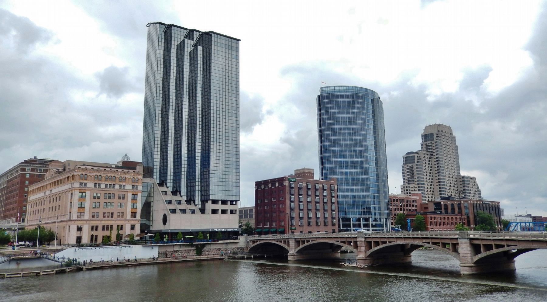 Grand River and north side of Pearl Street Bridge image. Click for full size.