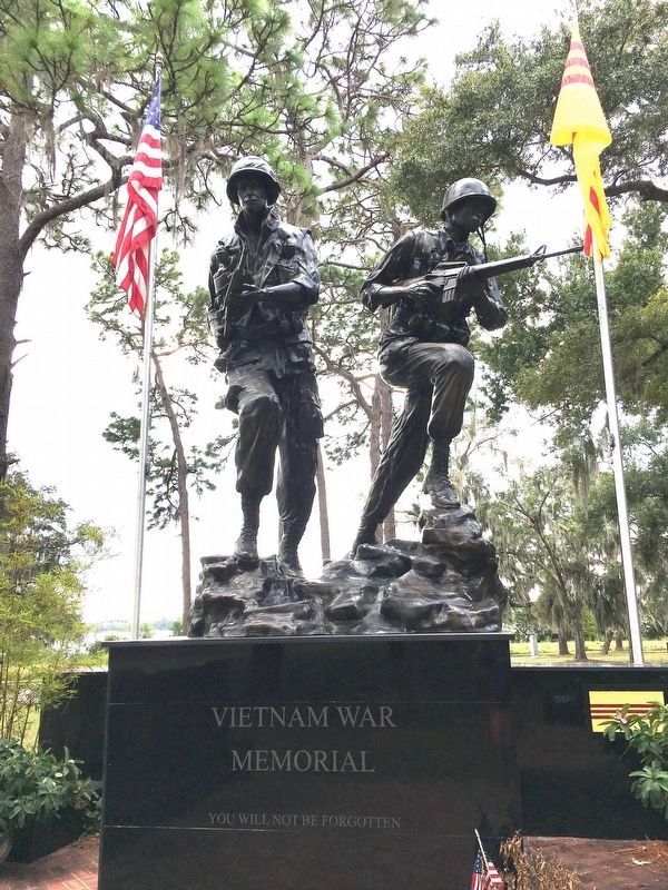 Vietnam War Memorial Statue image. Click for full size.