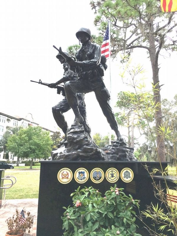 Vietnam War Memorial Statue (side view) image. Click for full size.