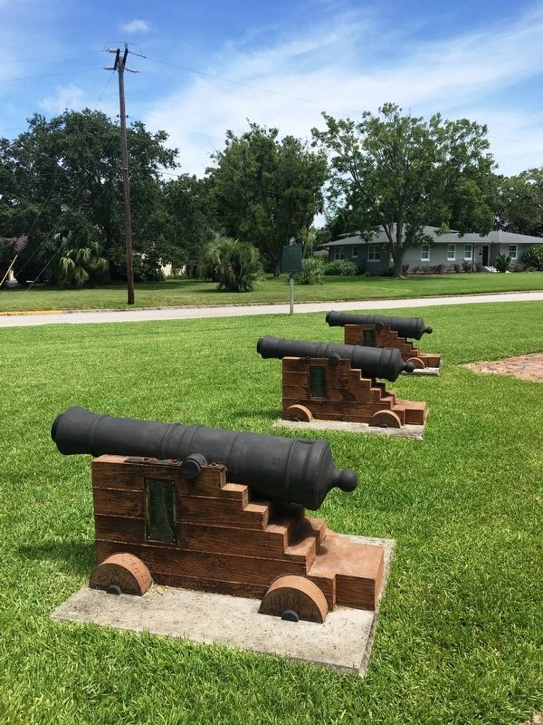 Cannon emplacements at Oglethorpe Battery Park. Click for full size. Cannon emplacements at Oglethorpe Battery Park image. Click for full size.