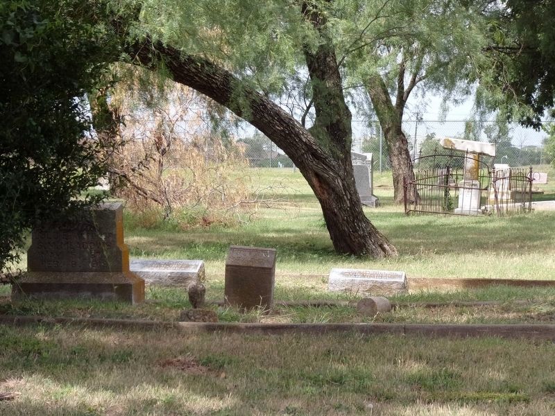 La Reunion Cemetery image. Click for full size.
