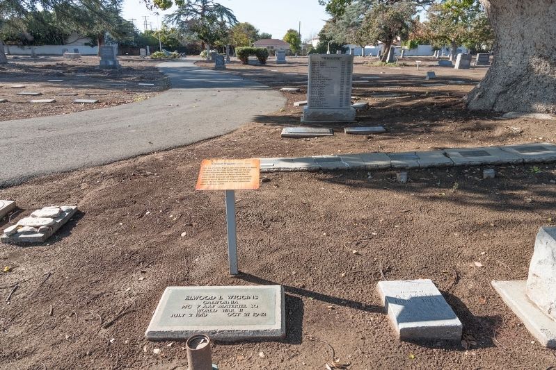 Elwood Wiggins gravestone and marker image. Click for full size.