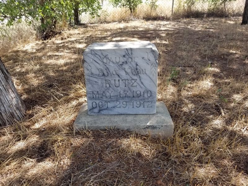 The grave of Marvel Rutz, mentioned in the marker text image. Click for full size.