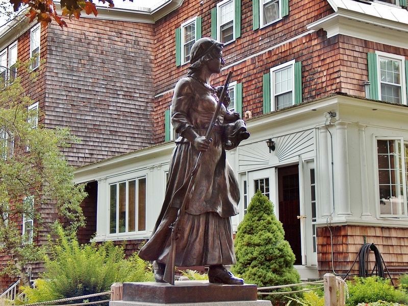 Elizabeth Page “Molly” Stark Statue image. Click for full size.