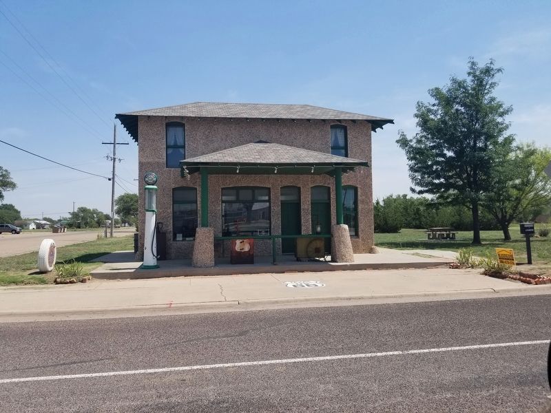 Marker is just east of the Magnolia Gas Station. image. Click for full size.