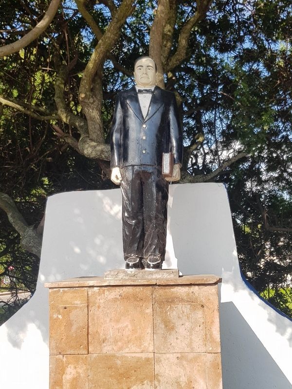 A nearby statue of Benito Juárez image. Click for full size.