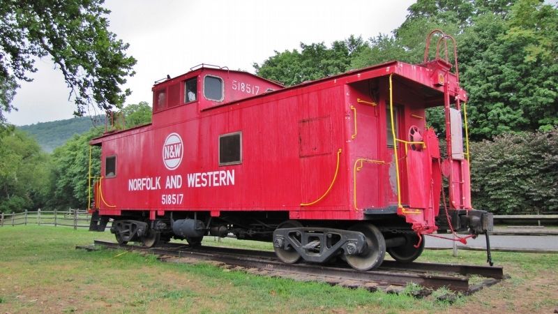 Norfolk & Western Caboose 518517 image. Click for full size.