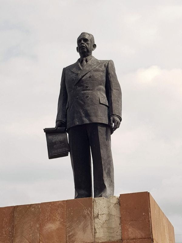 General Lázaro Cárdenas statue image. Click for full size.