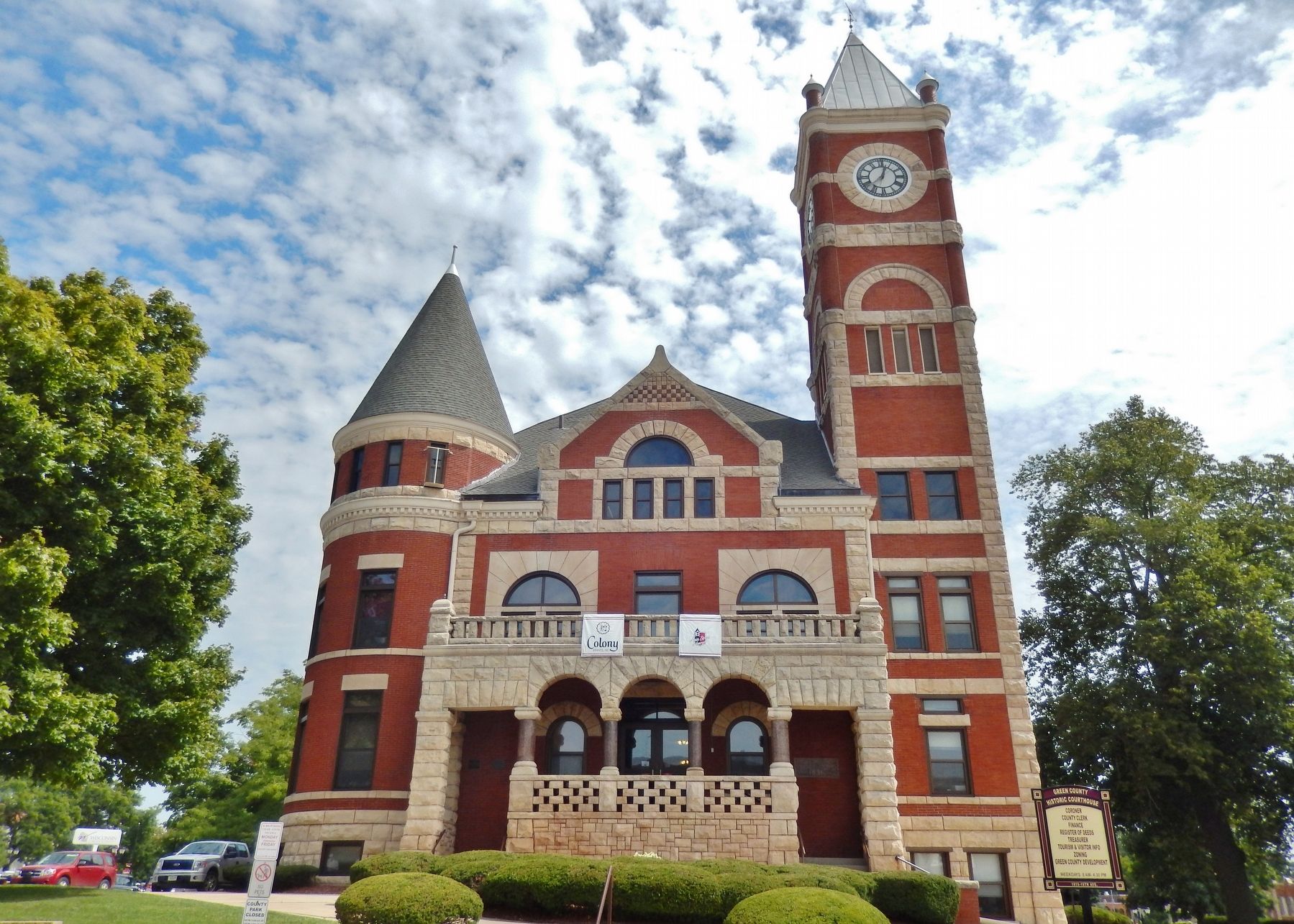 Historic Green County Courthouse (<i>west/front elevation</i>) image. Click for full size.