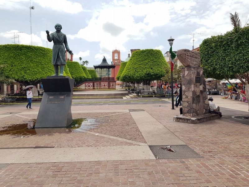 An additional Hidalgo statue and Independence Eagle monument image. Click for full size.