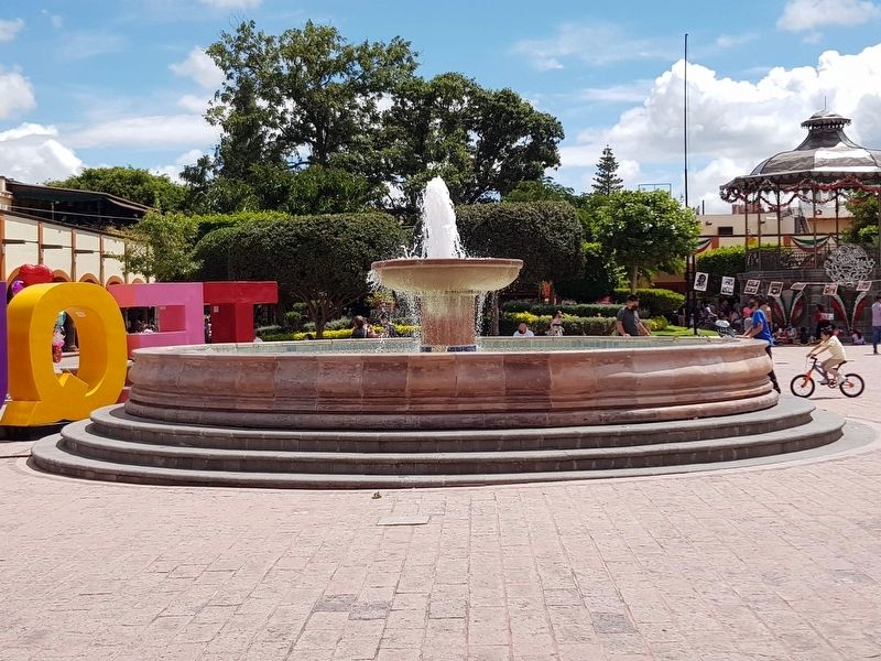 The fountain and kiosk of the Plaza Reforma, mentioned in the marker text image. Click for full size.