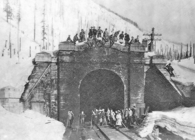 Marker detail: Picnickers at west portal of Old Cascade Tunnel, early 1900s image. Click for full size.