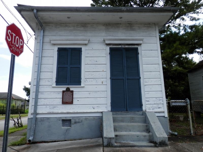 Cola(r) Residence Marker. Click for full size. Cola(r) Residence Marker image. Click for full size.