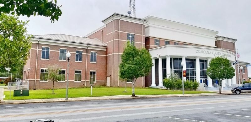 Okaloosa County Courthouse image. Click for full size.