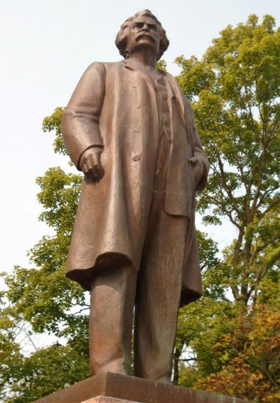 Samuel Langhorne Clemens Statue image. Click for full size.