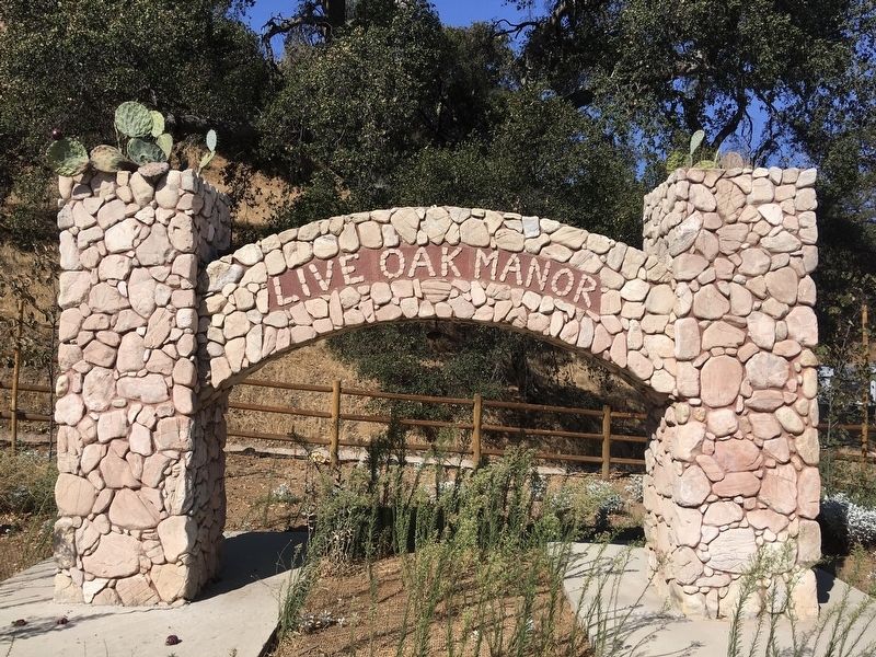 Live Oak Manor Rock Arch image. Click for full size.