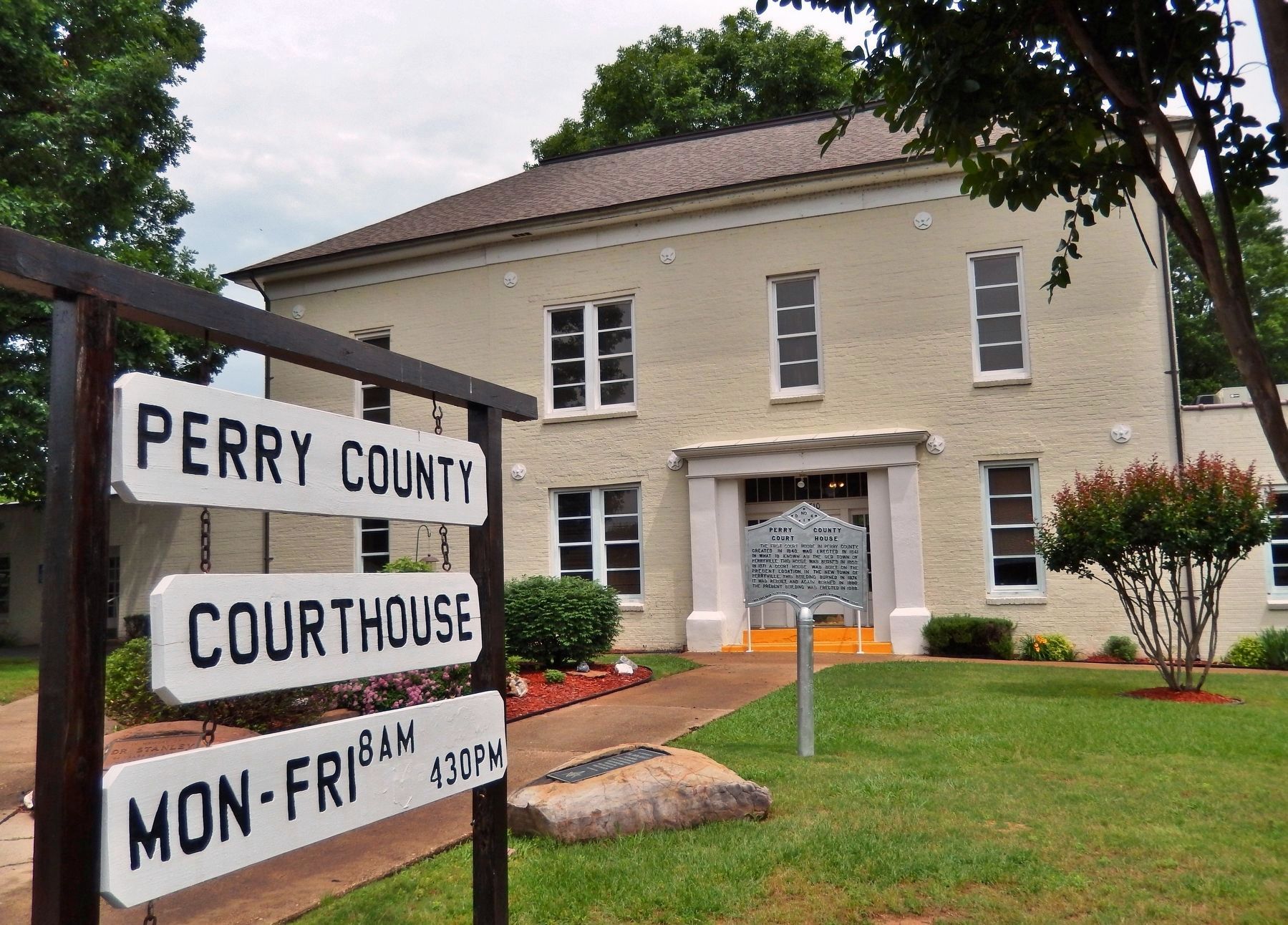 Perry County Court House image. Click for full size.