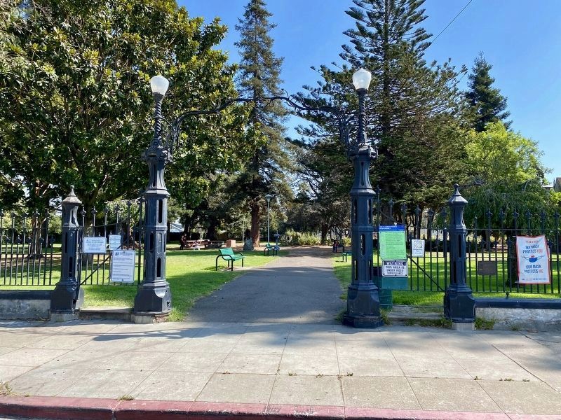 Lincoln Park entrance gate and marker image, Touch for more information