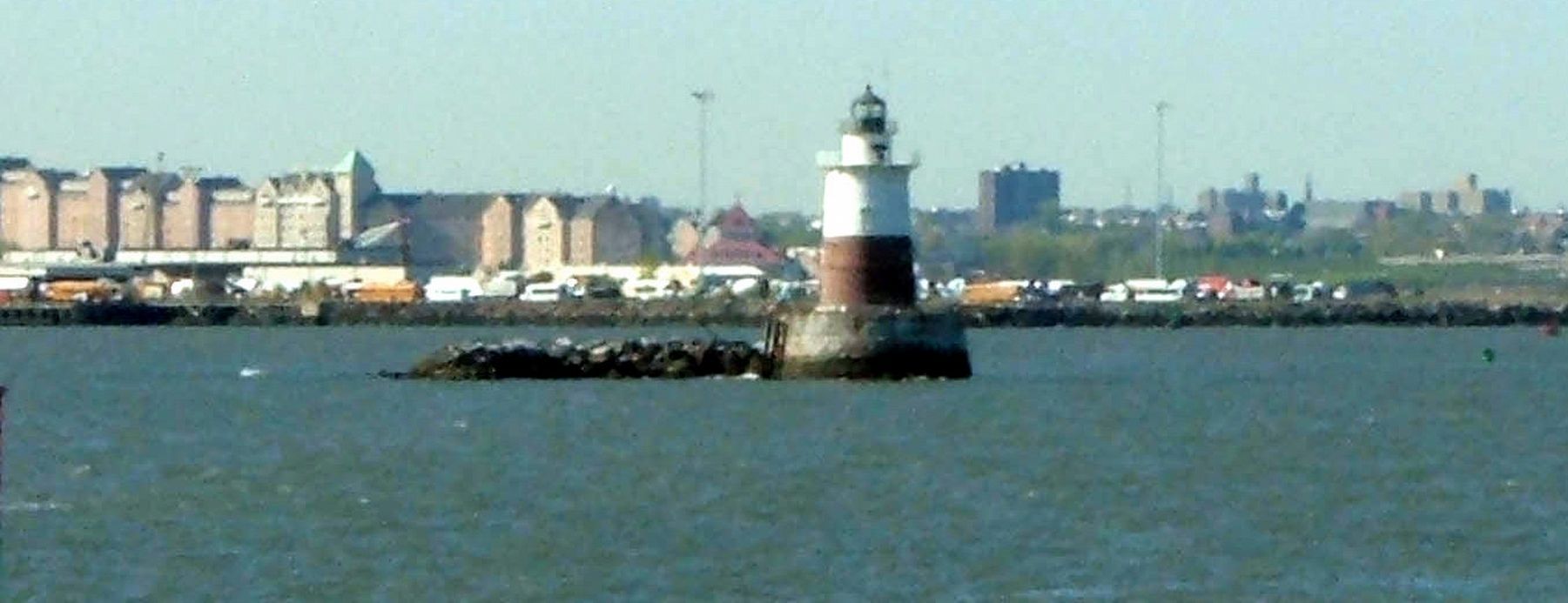 Robbins Reef Lighthouse image. Click for full size.