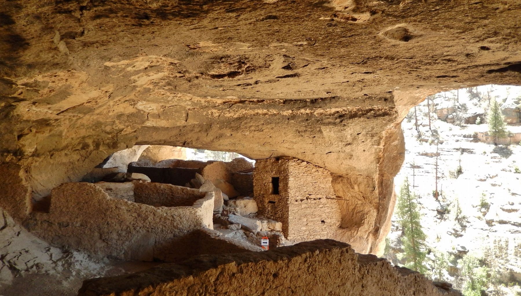 Gila Cliff Dwellings image. Click for full size.