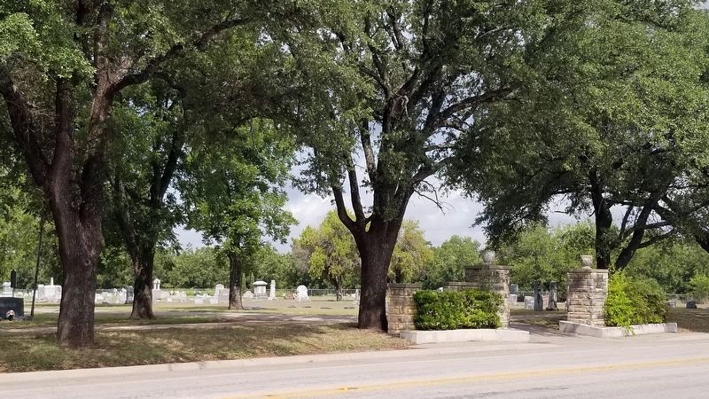 Main entrance to San Saba Cemetery with marker at the left of photo image. Click for full size.