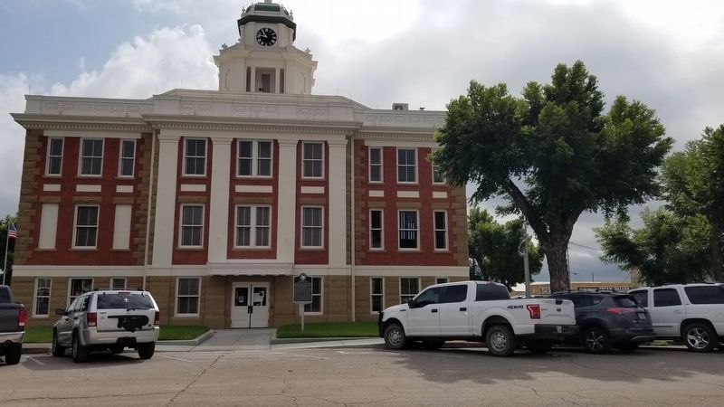 Side view of the San Saba County Courthouse image. Click for full size.