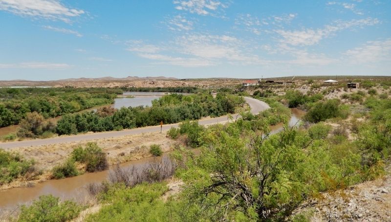 Rio Grande River (<i>left</i>) & Leasburg Canal (<i>right</i>) image. Click for full size.