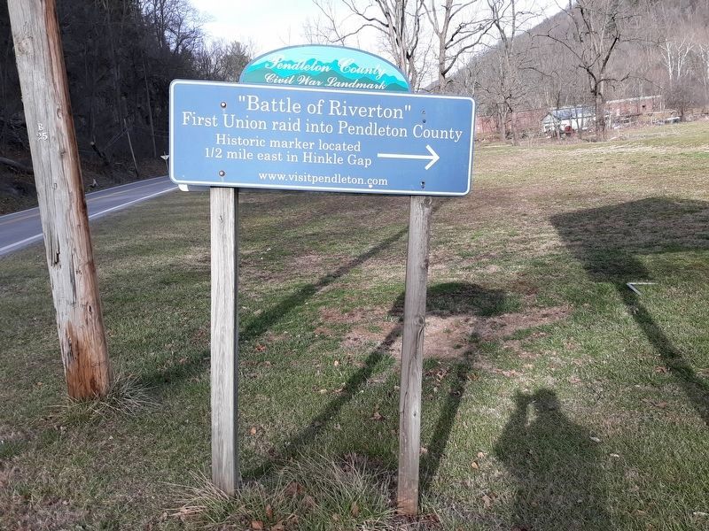 Directional sign to the historical marker image. Click for full size.