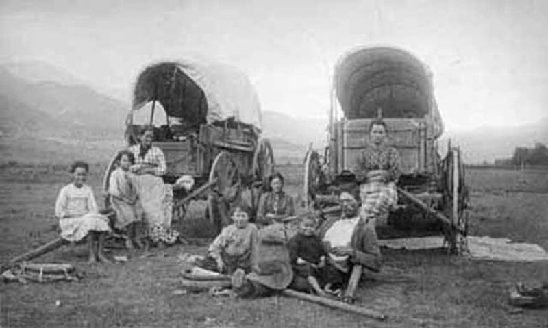 Emigrant family and wagons image. Click for full size.