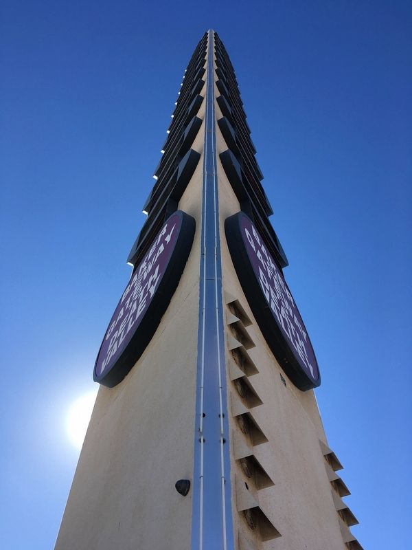 Worlds Tallest Thermometer image. Click for full size.