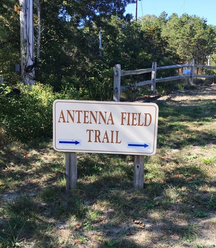 Antenna Field Trail Sign image. Click for full size.