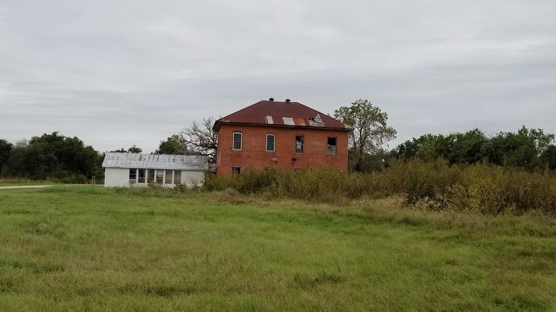 An old school house near the area of the marker image. Click for full size.