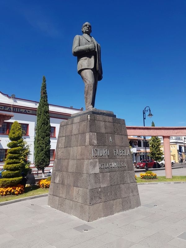 Dr. Isidro Fabela statue near the Presidencia Municipal image. Click for full size.