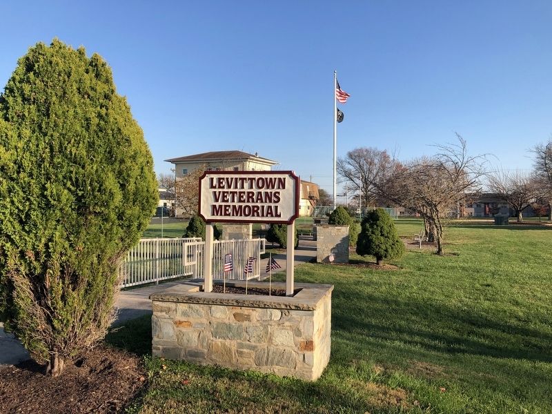 Levittown Veterans Memorial image. Click for full size.