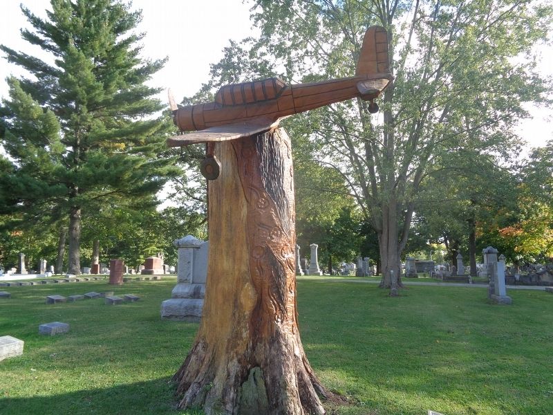 Plane Crash Memorial tree carving image. Click for full size.