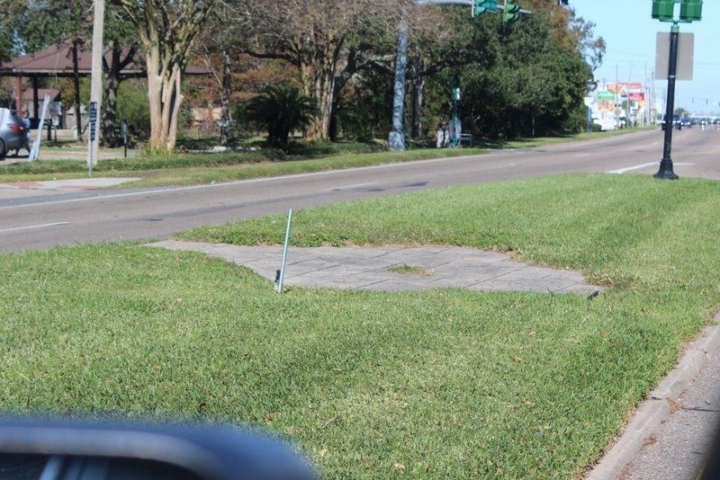 Former location of the City of Kenner Marker in median. image. Click for full size.