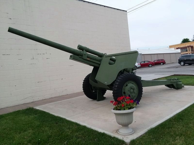 Veterans Memorial artillery piece image. Click for full size.