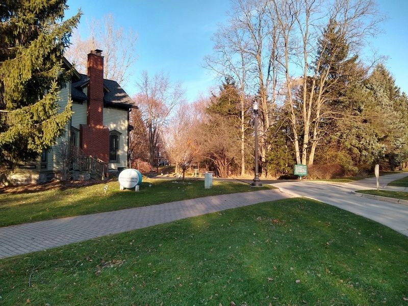 The Pettibone House and Marker image. Click for full size.