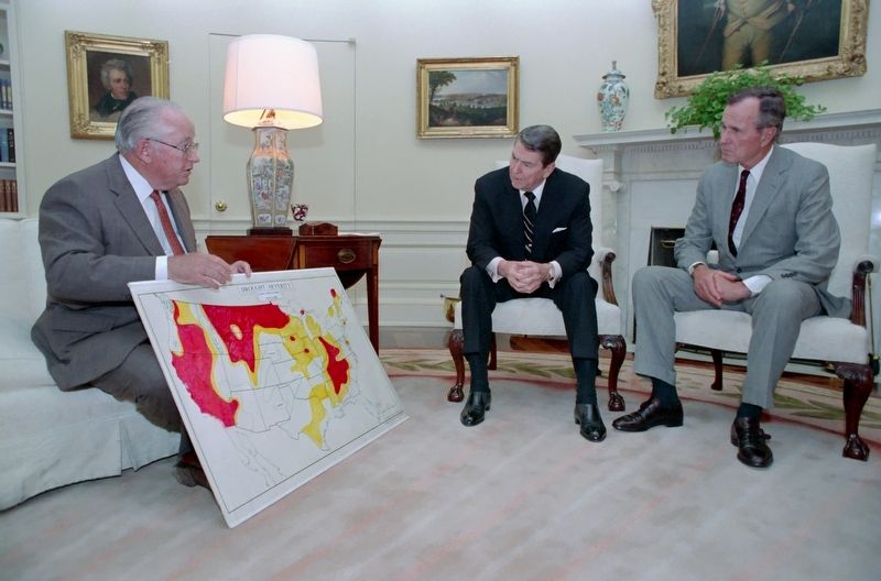 Richard Lyng, President Ronald Reagan, and Vice President George Bush image. Click for full size.