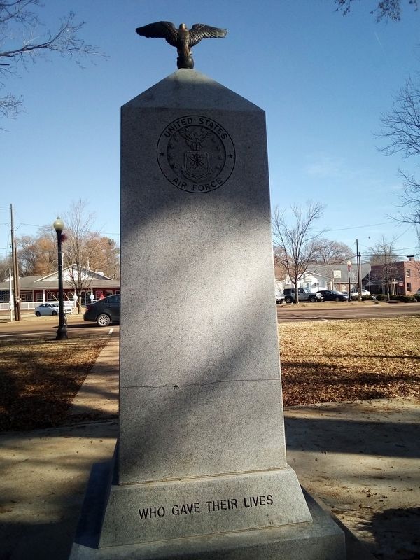 McNairy County War Memorial image. Click for full size.