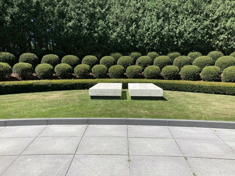 Graves of Pres. and Mrs. Hoover image. Click for full size.