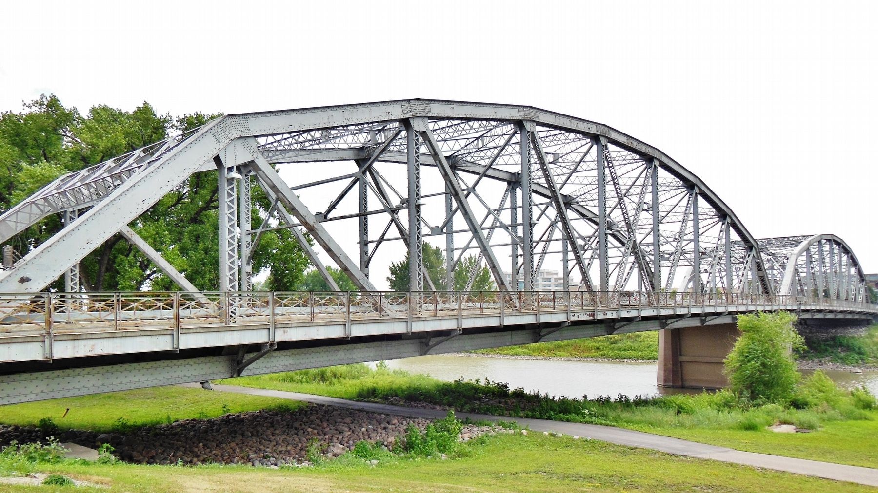 Sorlie Memorial Bridge across Red River (<i>North Dakota on opposite side</i>) image. Click for full size.