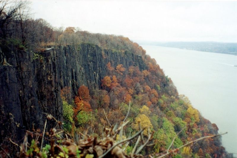 The Palisades, looking upriver image. Click for full size.