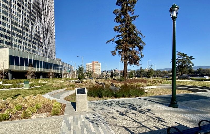 Makkeweks Marker - wide view, with Makkeweks visible in the grass "pool" image. Click for full size.