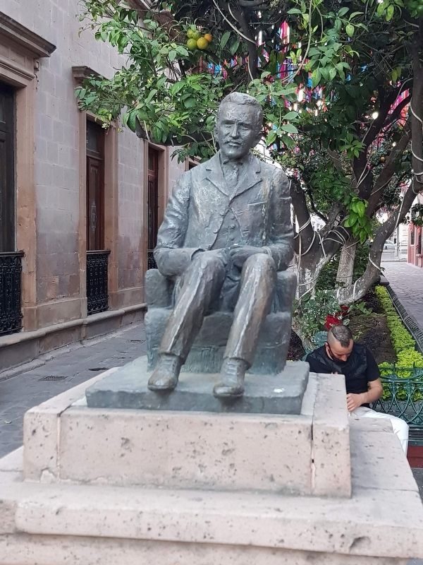 Francisco Gonz�lez Le�n statue image. Click for full size.