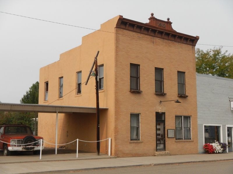 Blue Front Rooming House and Marker image. Click for full size.