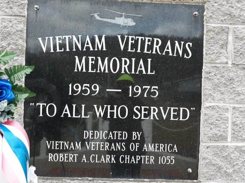 Vietnam Veterans Memorial image. Click for full size.