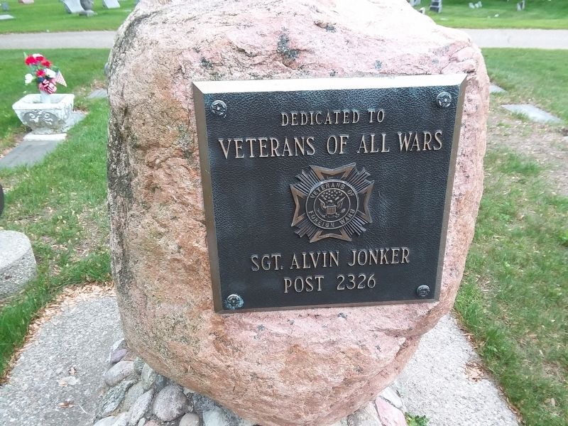Lake Forest Cemetery Veterans Memorial image. Click for full size.